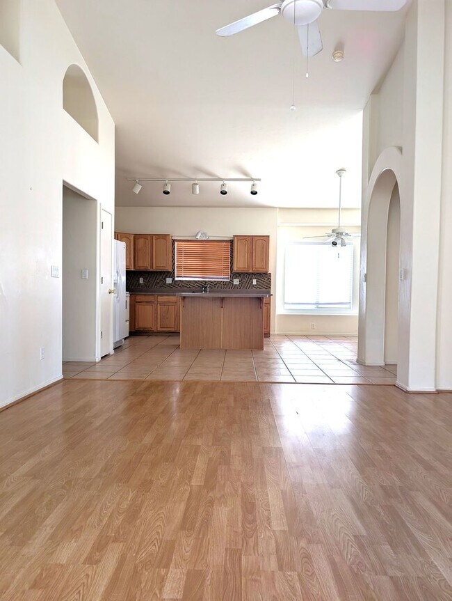 Building Photo - Convenient Tucson Eastside Home with 3 bed...