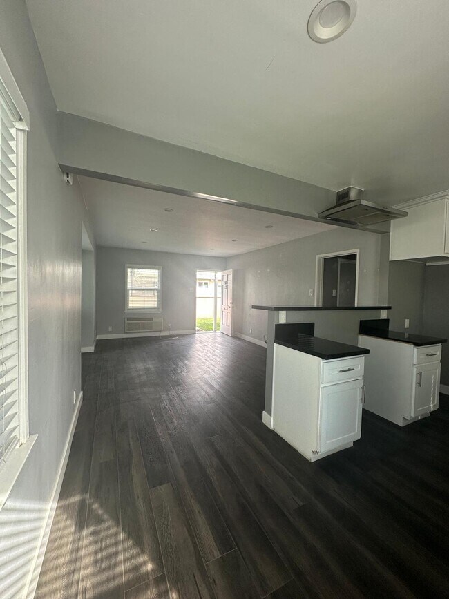 Foto del edificio - 5842 Autry Ave