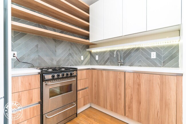 Building Photo - 555 Graham Ave