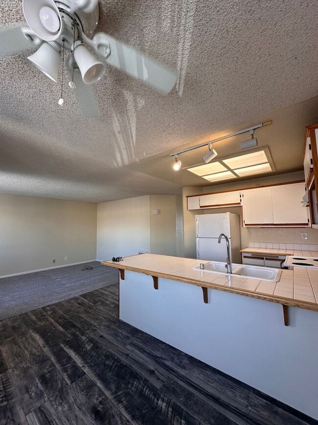 Building Photo - 2 Bedroom, 2 Bath condo in Secured complex...