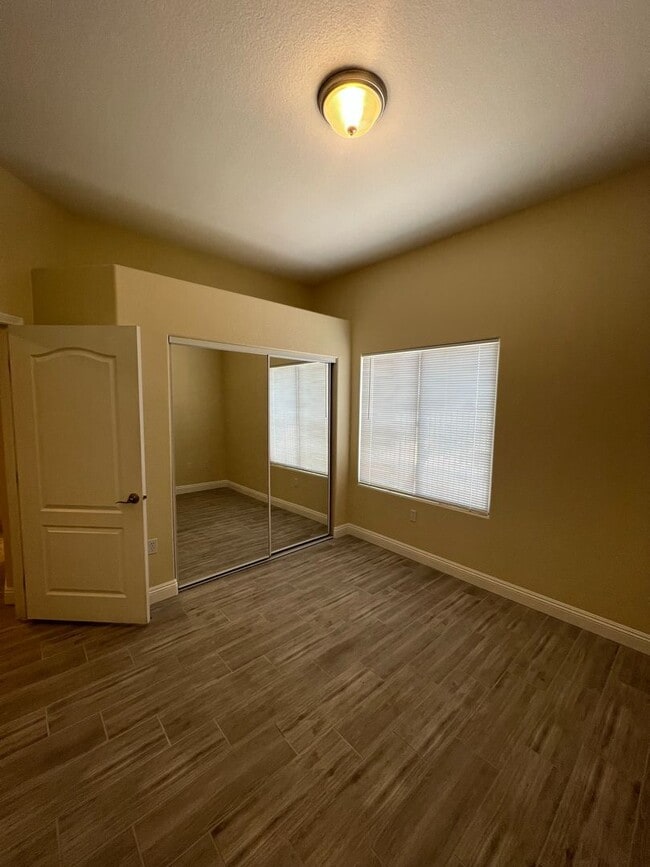 Building Photo - Gorgeous 3 Bedroom, 2 Bath in Silverado Ranch