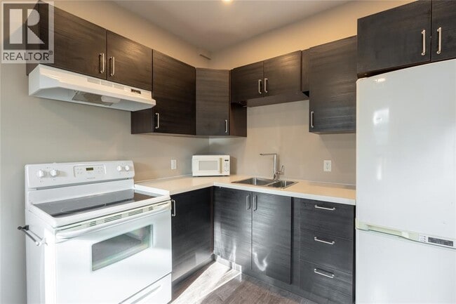 Building Photo - 186 Forsyth St N