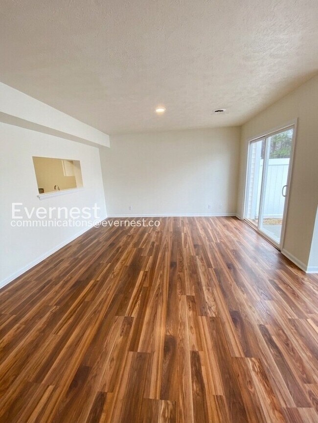 Foto del edificio - 3 Bed, 1.5 Bath Townhome with Fenced Yard / Available Soon!