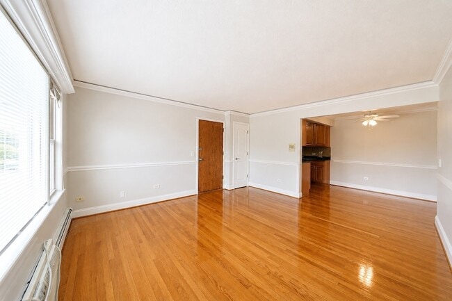 Building Photo - 4940 N Leonard Dr