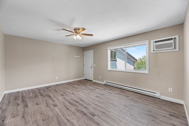 Building Photo - FOR RENT! Beautifully Remodeled 2 Bed/1 Bath Unit – Don’t Miss Out!