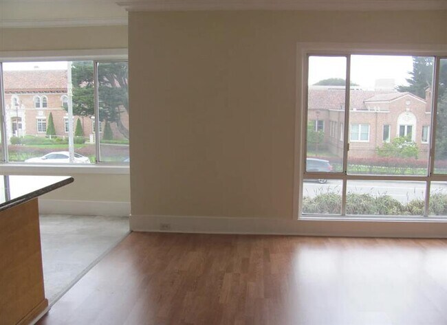 Building Photo - Sweet Lovely Home