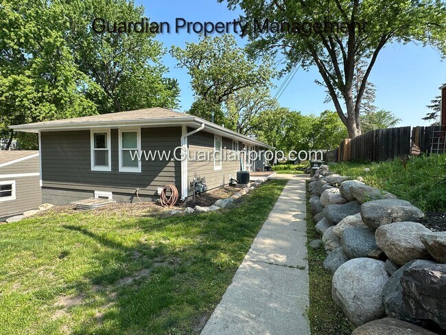 Foto del edificio - Renovated Side By Side Town Home, 2 Full baths, 2 Full Garage Spaces, Video Walk Through