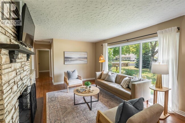 Building Photo - 830 Retlaw Dr