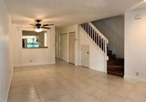 Building Photo - 9851 Riverside Dr