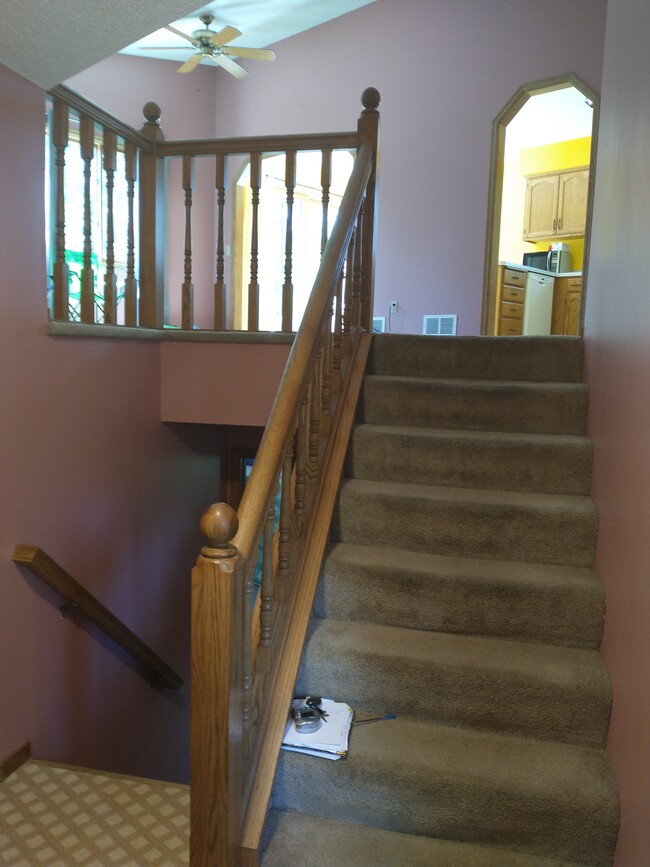 Welcome home! Airy entry way with spacious landing. - 6907 Sumac Ct