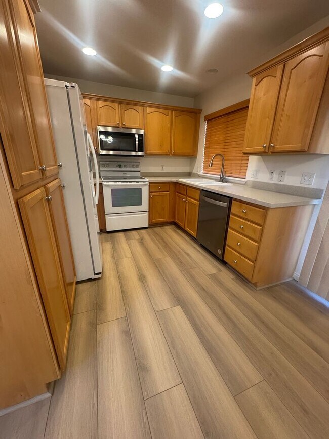 Building Photo - Beautiful Cedar Hills townhome for rent!