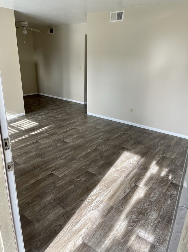 Spruce Entrance - Thornhill Apartments