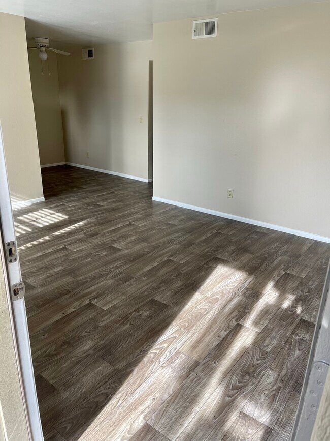 Spruce Entrance - Thornhill Apartments