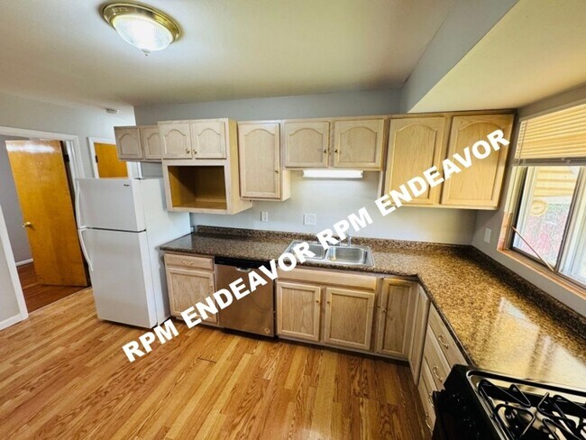 Building Photo - 3 Bed 1.5 Bath. Move in Ready! Deposit Fre...
