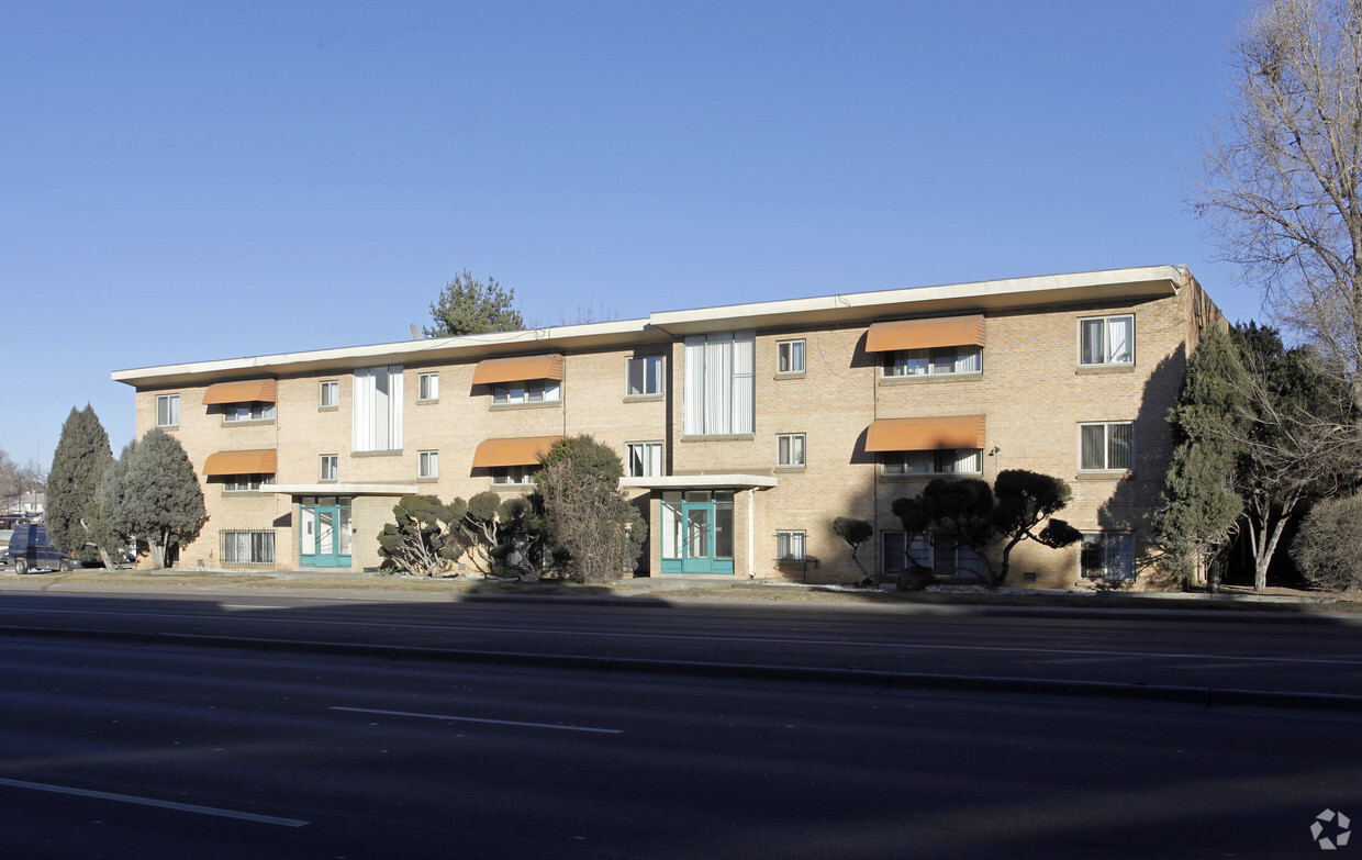 Martinique Apartments - Harbert House