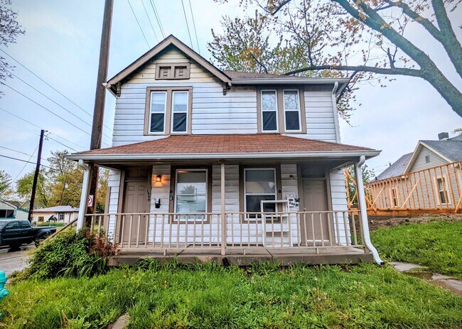 Building Photo - 2 bed 1 bath duplex home!