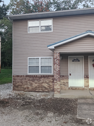 Building Photo - 2BED/1.5-2B15 BATH