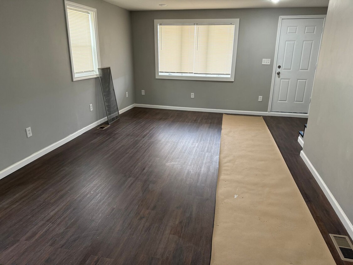 Primary Photo - 398-400-400 Sunset Dr