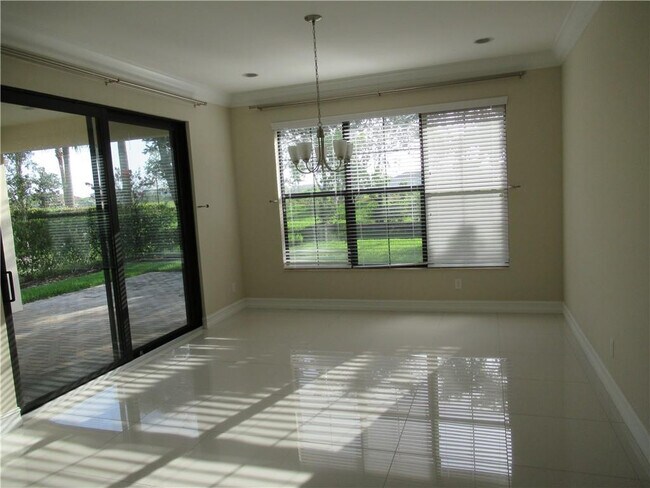 Foto del edificio - 8935 Watercrest Cir W