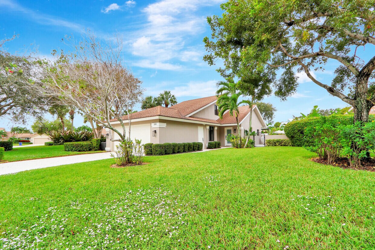 Primary Photo - 306 Leeward Dr