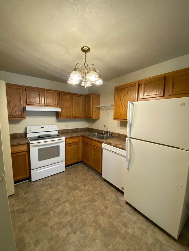 Building Photo - 2 Bedroom Apartment by the Maple Avenue Na...