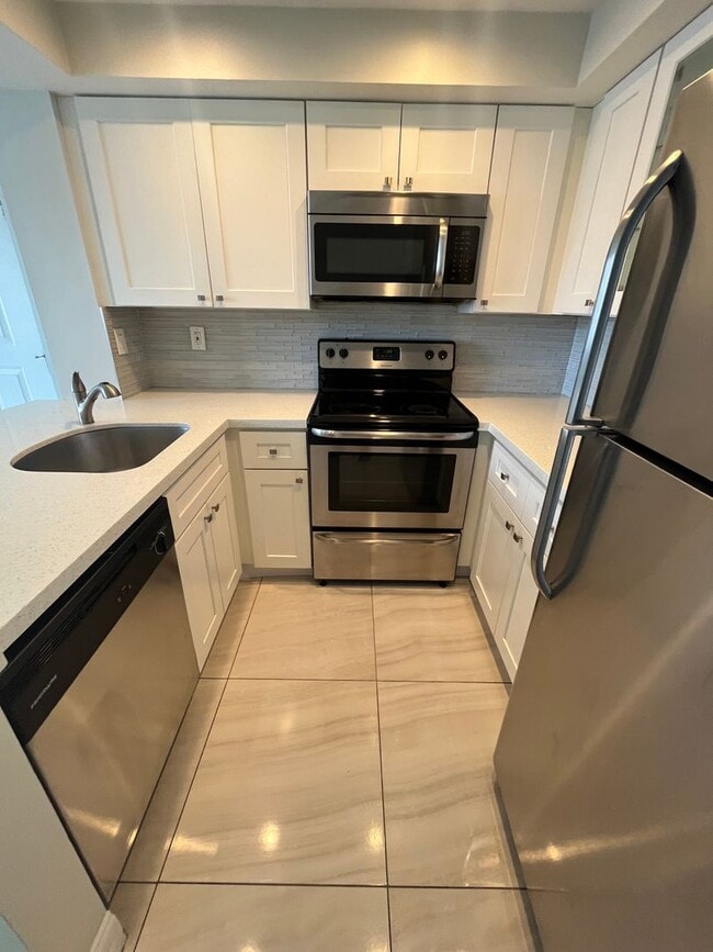 ONE BEDROOM ONE BATHROOM! FULLY RENOVATED Stainless Appliances! - ONE BEDROOM ONE BATHROOM! FULLY RENOVATED Stainless Appliances! Apartment