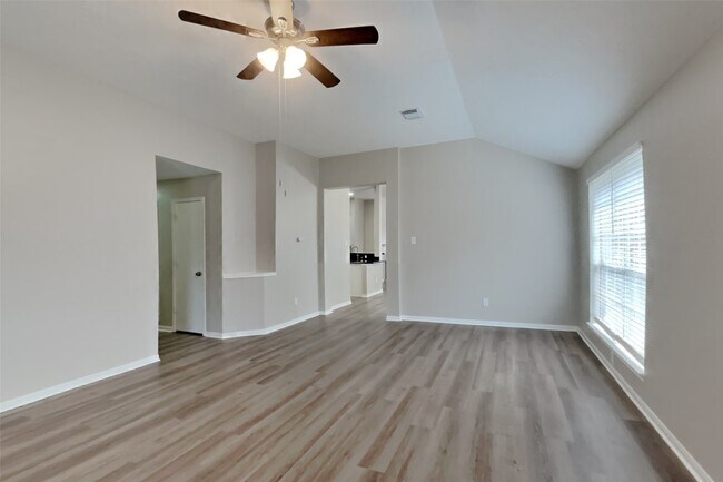 Foto del edificio - 2114 Blossom Creek Dr