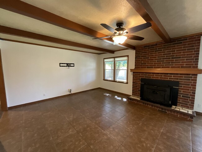 Building Photo - 2136 E Ridgewood Dr