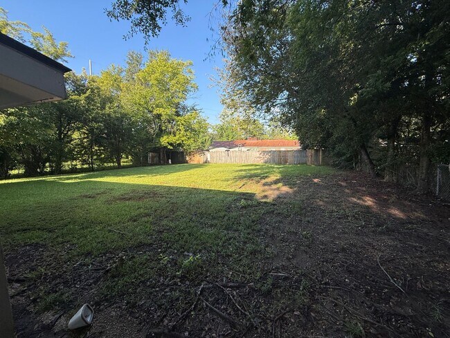 Building Photo - ** 3 Bed 1.5 Bath located off Zelda Road**...