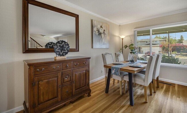 Foto del edificio - Charming Silvergate Home with Stunning Bac...