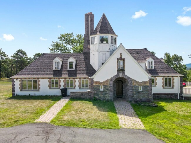 Foto del edificio - One of a kind Castle on the Hill for Rent! Minimum 1 month lease