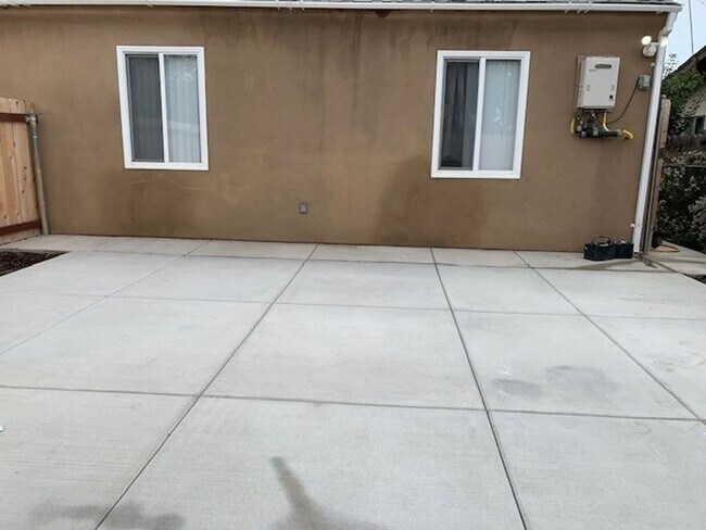 Building Photo - e0011