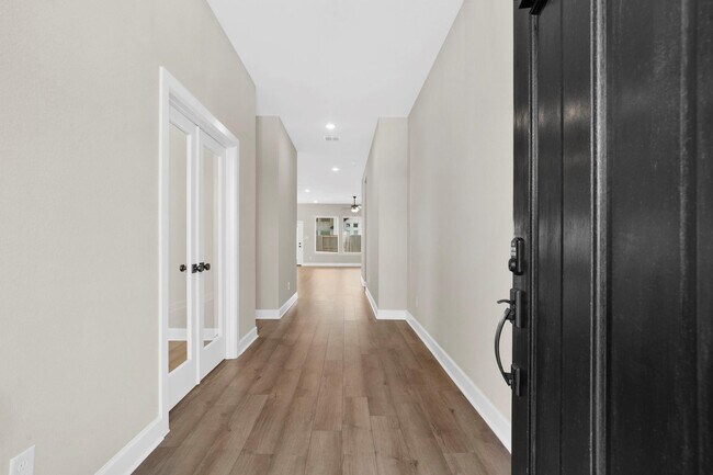 Foto del edificio - 18303 Bluebird Br Ln