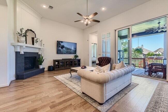 Building Photo - Available Now: Gorgeous 4 Bed/3.5 Bath wit...