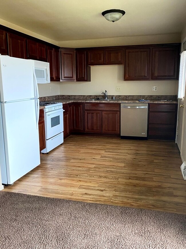 Building Photo - 3 Bedroom 2 1/2 Bath Townhome