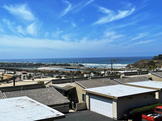 Building Photo - Spectacular Views To Ocean And Del Mar Rac...