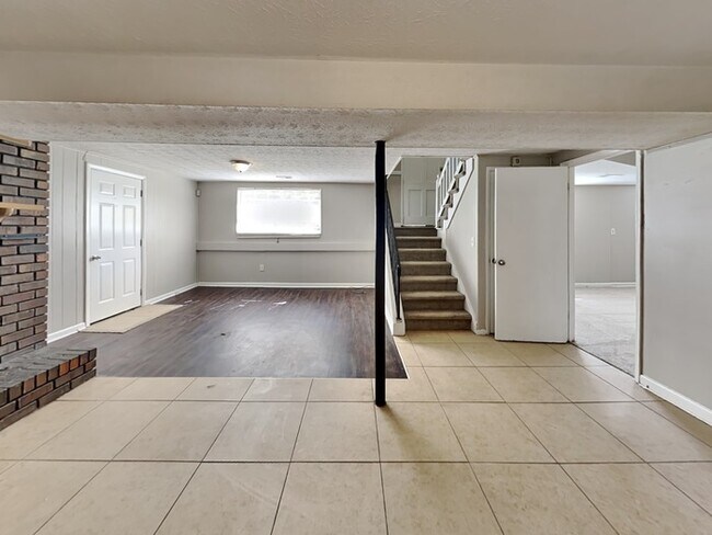 Building Photo - Lease by 9/15 & get Sept rent FREE Nice 4 ...