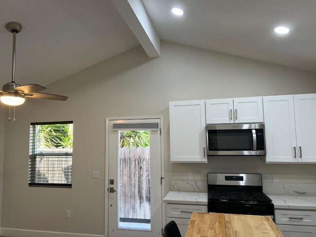 Foto del edificio - 745 Torrey Pines Pl