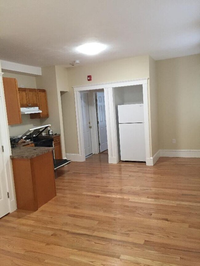Building Photo - No brokers Fee. Central Mission Hill Locat...
