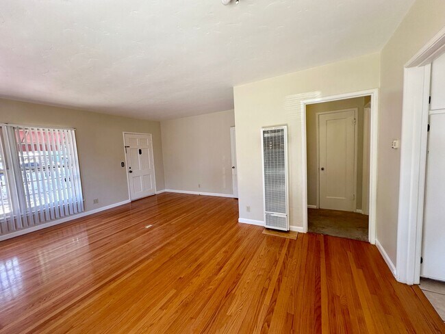 Foto del edificio - Charming 2 Bedroom Cottage in the Heart of Downtown Paso Robles! AVAILABLE June 20, 2026 **DO NOT...
