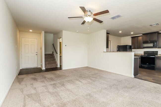 Building Photo - 3 Bedroom Ready for Immediate Move In!