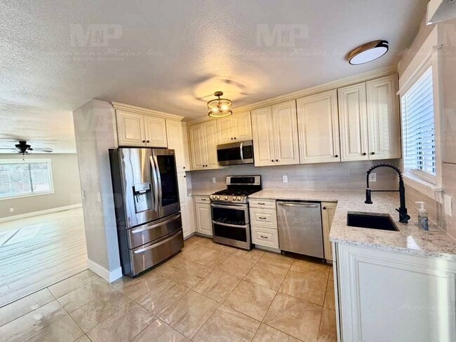 Building Photo - 724 Ponderosa Dr