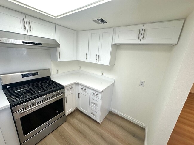 Building Photo - HUGGGEE UNIT. CENTRAL A/C, 2bd/1.5baths with parking. This unit is SUMMER READY!