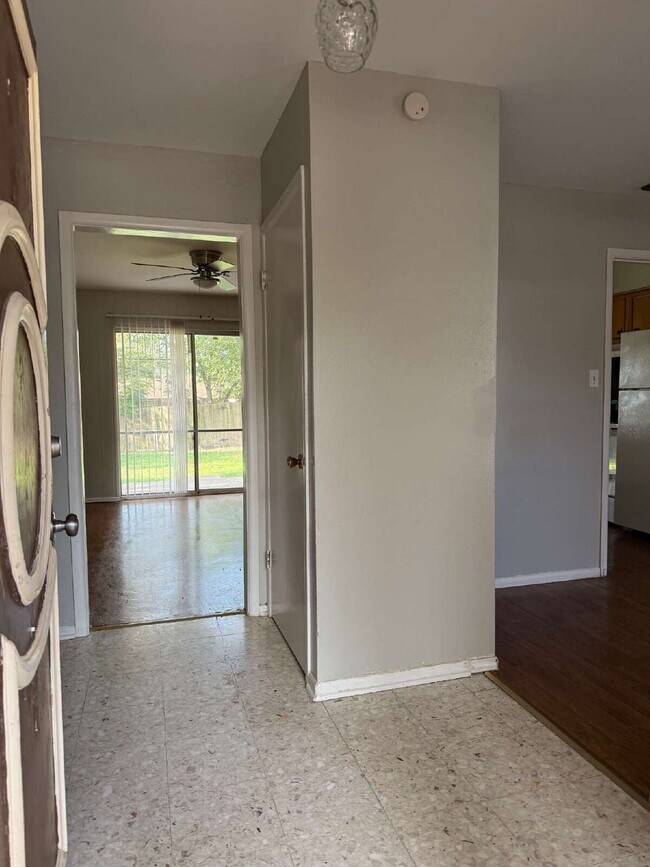 Foto del edificio - Open Kitchen, Warm Interior, Large Living ...