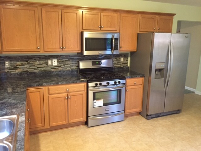 Full size kitchen - 25 Roosevelt Ave