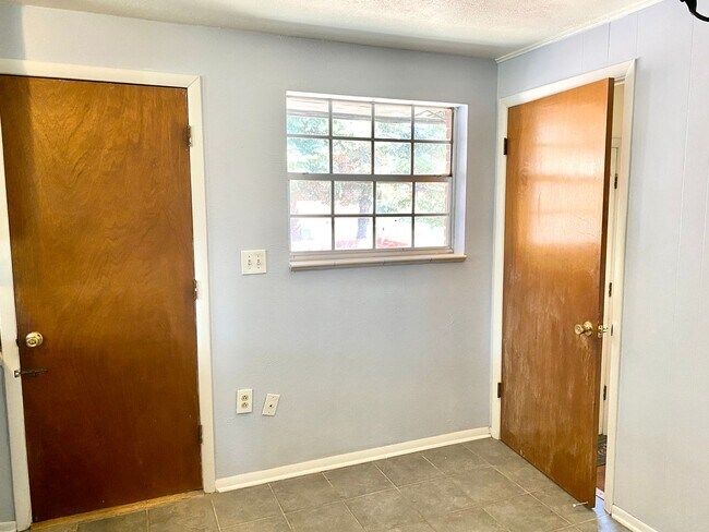 Foto del edificio - Available Soon!