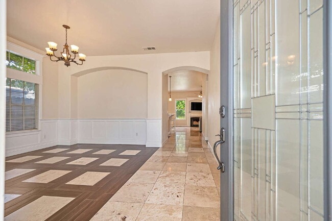 Building Photo - Beautiful single story across from Conejo Park.