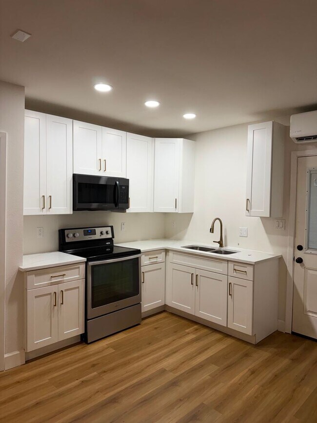 Foto del edificio - Charming 1-Bedroom Home in a Prime Northwest Location