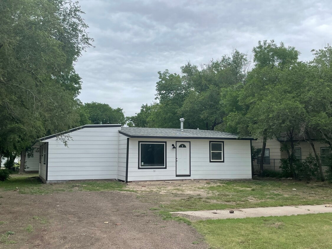 Primary Photo - 320 E Avenue C