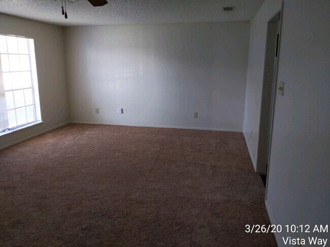 Building Photo - 221 Vista Way
